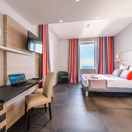 Le Saint Paul Hotel 3*