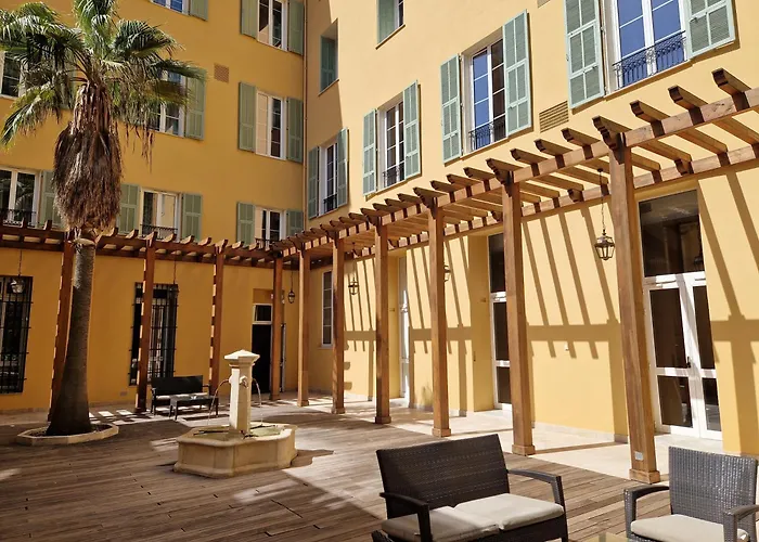 Le Saint Paul Hotel 3*